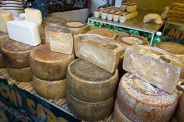 传统的意大利食物奶酪显示摊位意大利