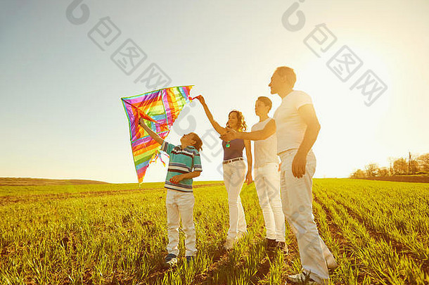 快乐家庭玩风筝自然春天夏天