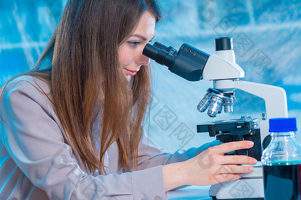 女孩学生显微镜实验室