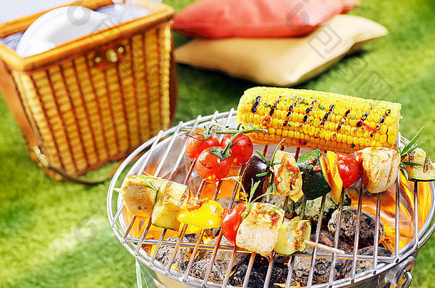 健康的halloumi烤肉串烧烤火可移植的烧烤西红柿新鲜的玉米结实的矮夏天野餐花园