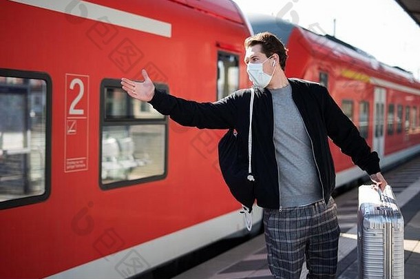 男人。等待火车平台穿脸面具橡胶手套保护电晕病毒