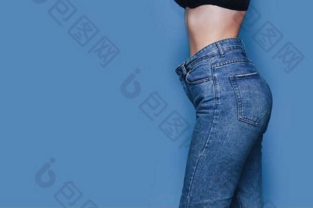 瘦女人身体宽松的裤子牛仔裤光重量身体宽松的衣服纤细的健康的身体低脂肪概念