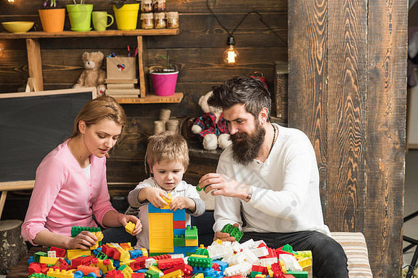 家庭概念家庭玩色彩斑斓的砖家庭构建结构玩具砖家庭爱信任