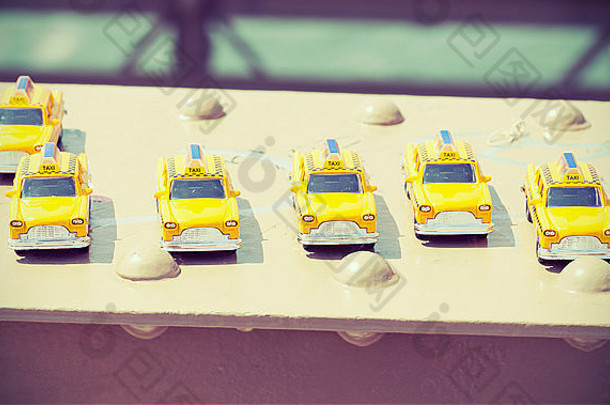 交叉加工过的新浪微博照片出租车玩具布鲁克林桥旅行概念