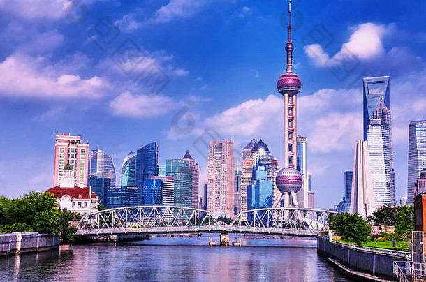 7月<strong>上海</strong>中国外白渡花园桥吴淞河苏州溪现代建筑lujiazui引入