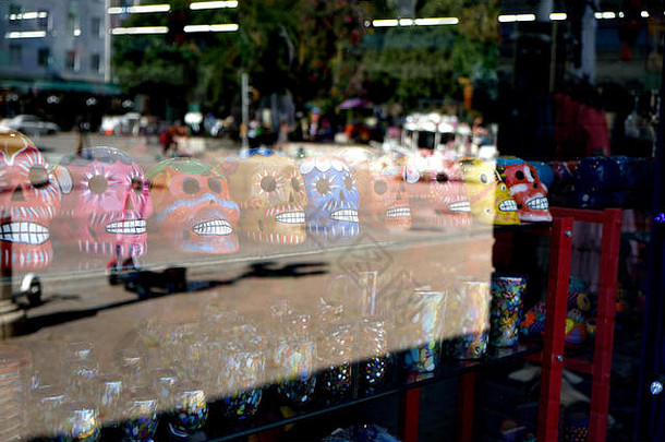 窗口显示反射陶瓷一天死头骨商店前面三安东尼奥德州街视图摄影