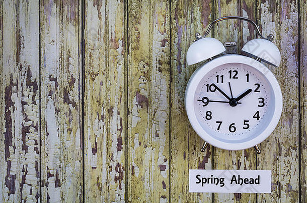 日光储蓄时间春天之前概念木董事会前视图白色时钟