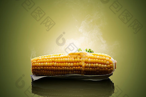 煮熟的耳朵玉米融化热黄油蒸汽