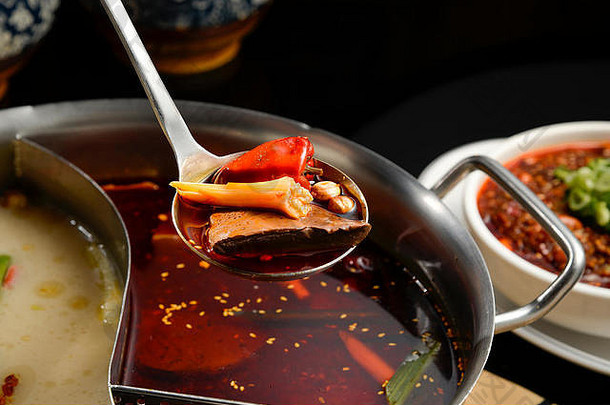 四川热能辣的中国人热能牛肉豆腐虾蘑菇绿色叶子面条