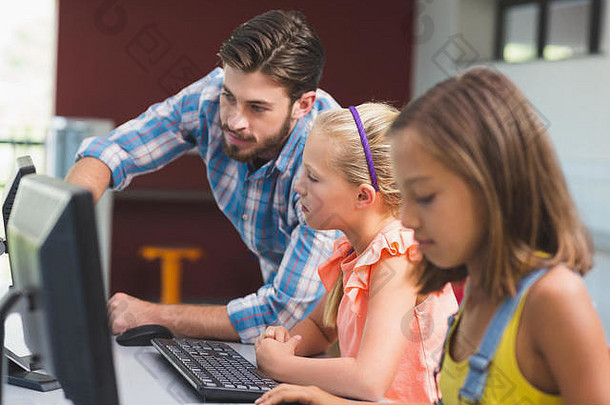 老师协助女生学习电脑