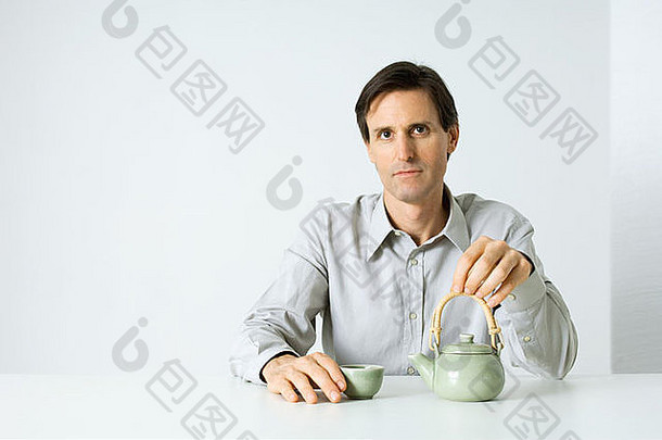 男人。坐着茶壶茶杯相机