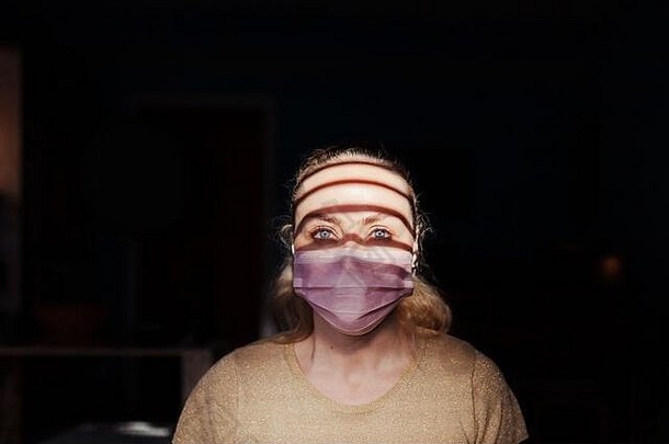 女人穿外科手术面具检疫房子