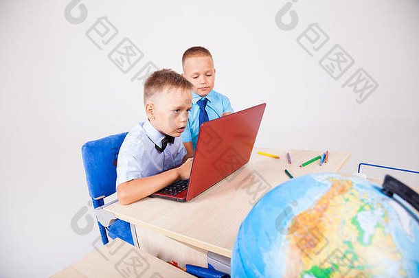 男孩坐电脑培训学校