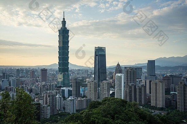 台北台湾12月晚上景观视图台北摩天大楼台北城市景观日落光大象山