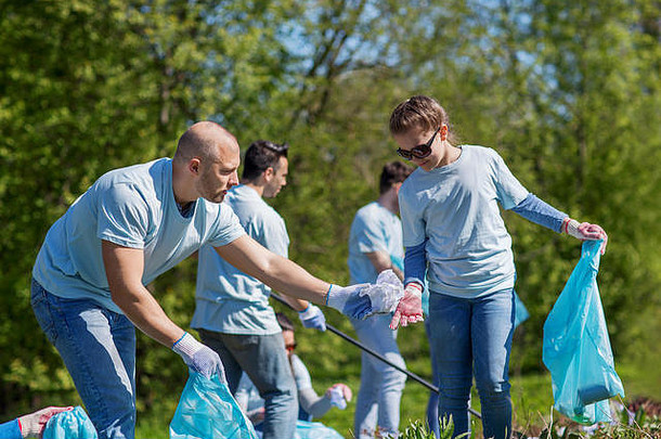 志愿者垃圾袋清洁公园区域