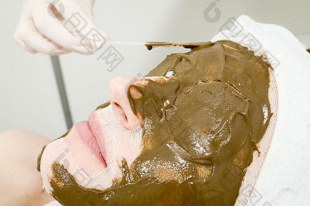 美容师工人应用化妆品面部面具海藻类反老化水合作用皮肤女客户端美沙龙