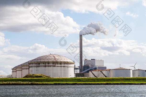 荷兰北海运河阿姆斯特丹港发电站的储油罐和