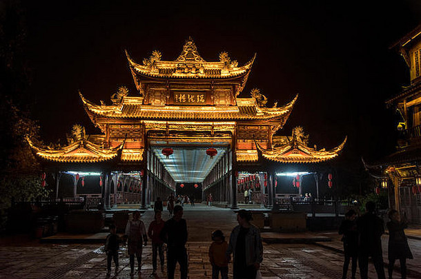 晚上视图古老的中国人门qintai路历史区成都四川中国