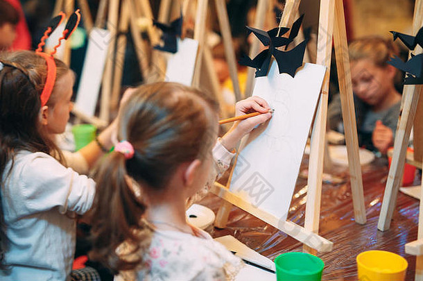 集团教训画孩子们学习画教室