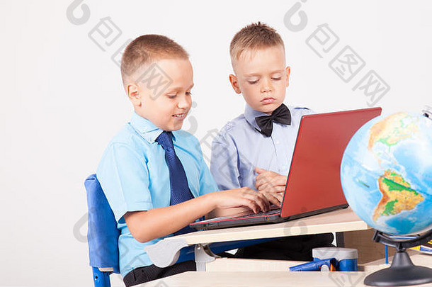男孩坐电脑培训学校