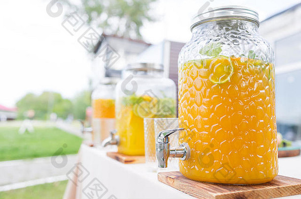 玻璃银行柠檬水切片柑橘类水果自助餐表格夏天聚会，派对户外排毒