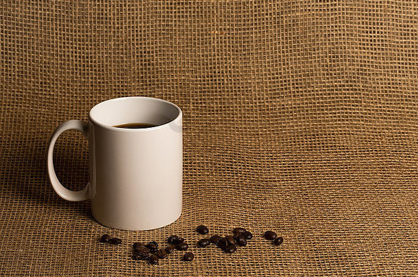 咖啡杯子关闭白色杯子咖啡豆子粗麻布复制空间温暖的音调