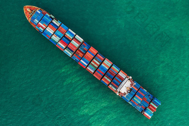 货物船携带堆栈容器海穿越国际水域空中视图新加坡