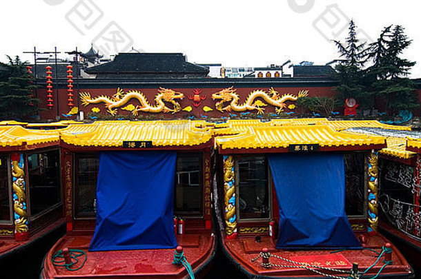 传统的船停色彩斑斓的龙装饰墙最长的屏幕墙中国一米多