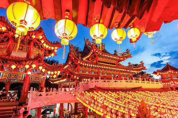 红色的灯笼中国农历新年庆祝活动之前更换灯笼内保持寺庙(泥月球中国人一年