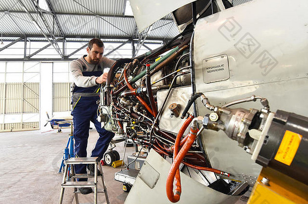 飞机机械师维修飞机引擎机场机库