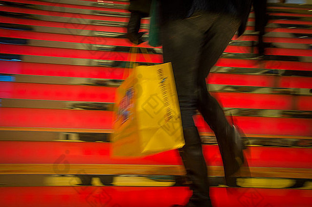 女人走红色的步骤购物购物中心
