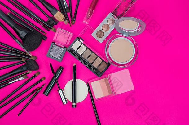 化妆品化妆刷粉红色的背景复制空间