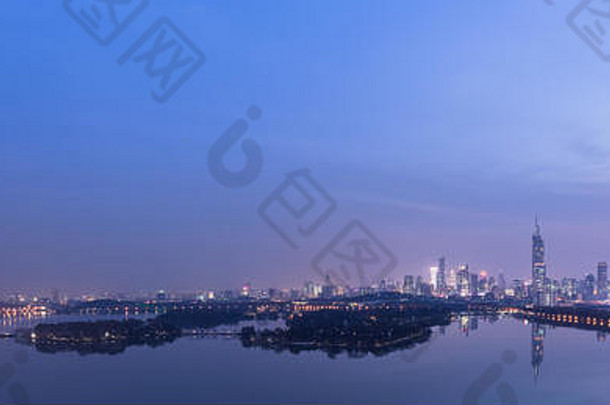 现代南京城市天际线美丽的湖晚上