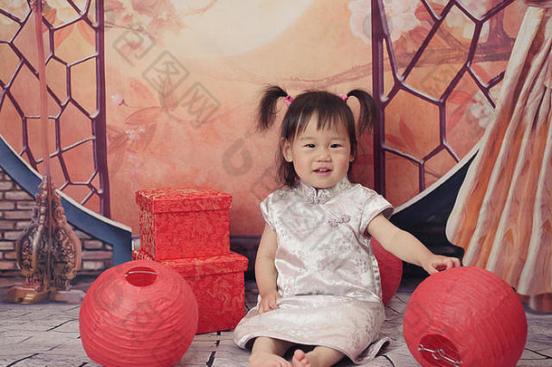 亚洲婴儿女孩庆祝中秋节日