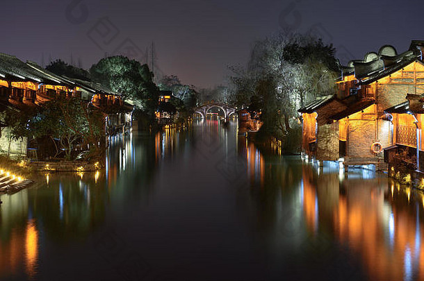晚上视图古老的建筑水乌镇乌镇历史古老的水小镇部分桐乡位于北部浙江provi
