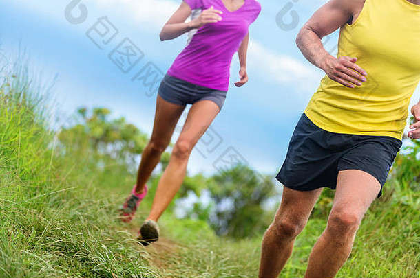 健身运动员小道运行运动腿特写镜头较低的身体作物男人。女人工作体育人慢跑快运动马拉松比赛培训自然路径短裤运动服