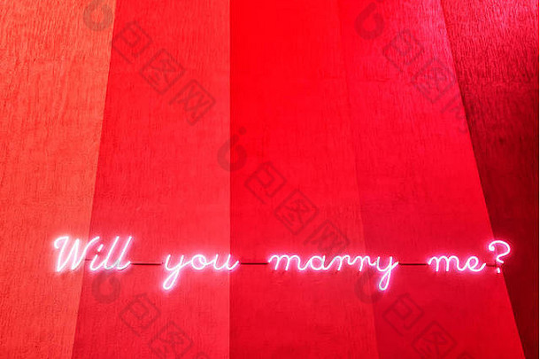结婚霓虹灯光标志潘通色卡粉红色的红色的墙深圳中国