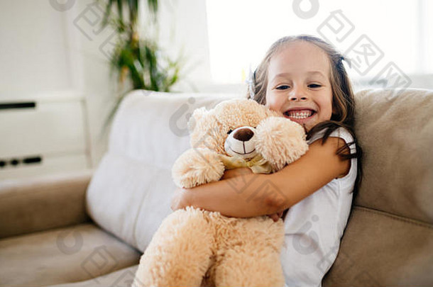 可爱的女孩玩泰迪熊