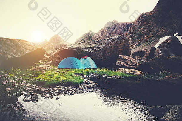 山景观帐篷野营旅行生活方式概念夏天假期户外