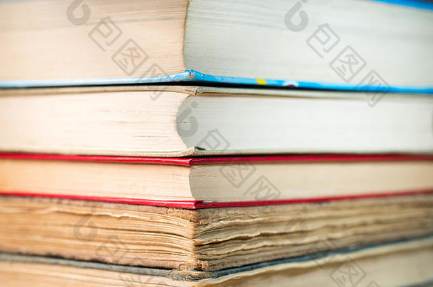 书堆放表格古老的书群书艺术纸教育图书馆文学大学智慧棕色（的）封面