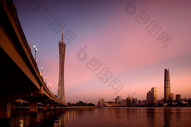 心商业广州广州塔左著名的具有里程碑意义的城市国际金融公司建筑一边