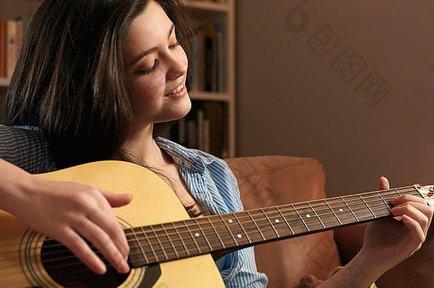 女孩玩吉他
