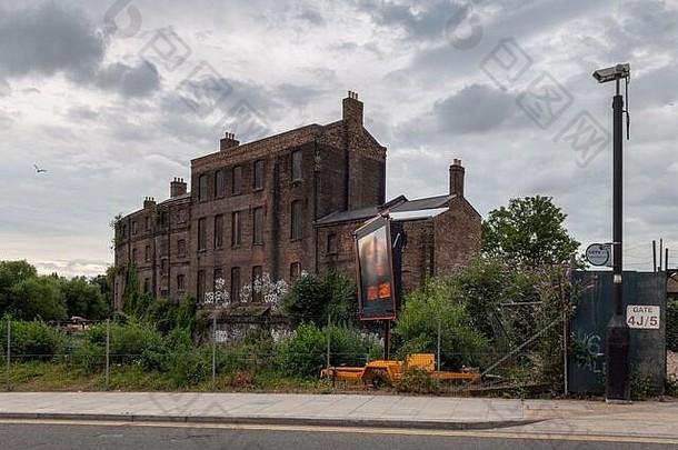 伦敦英格兰7月涂鸦涵盖了登上废弃的煤炭办公室建筑等待重<strong>建国</strong>王的交叉货物