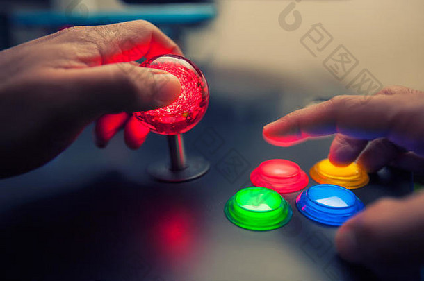 商场游戏机巨大的红色的球前操纵杆点燃按钮布局