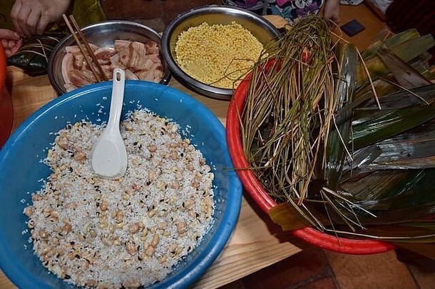 成分粽子传统的中国人大米菜使糯米大米塞馅料包装竹子叶子