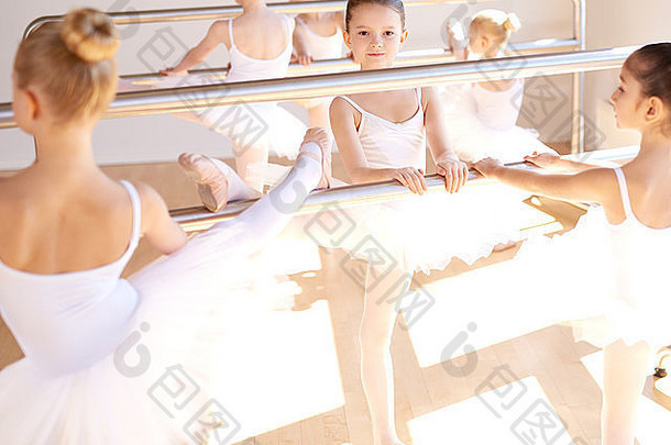 集团漂亮的年轻的女孩白色tutus类芭蕾舞学校培训酒吧练习职位焦点