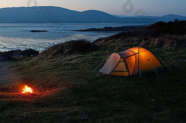 搭尼龙帐篷竖立野营假期海滩海岸
