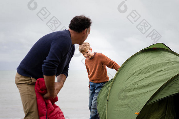 父亲儿子把帐篷