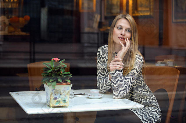 优雅的年轻的女人优雅的咖啡馆城市拍摄