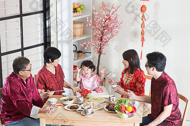 庆祝中国人一年团聚晚餐快乐亚洲中国人多一代家庭红色的旗袍餐厅首页